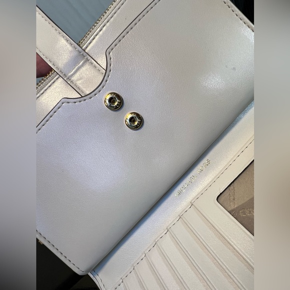 Michael Kors Adele Logo Smart Wallet and Hearts Butterfly Bag Charm - Picture 12 of 16